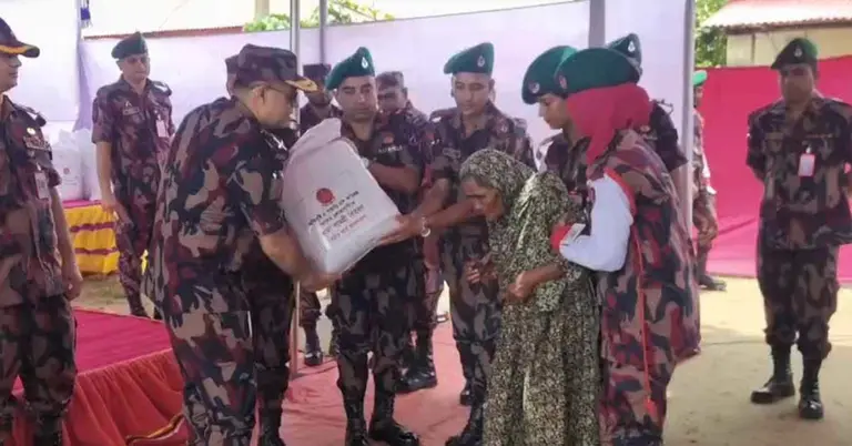 বিজিবির মহাপরিচালক ত্রাণ তুলে দিচ্ছেন